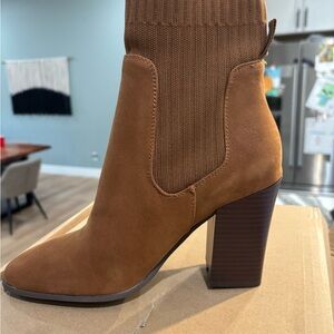 Tan Heeled Boots with Chunky Heel and Suede Finish